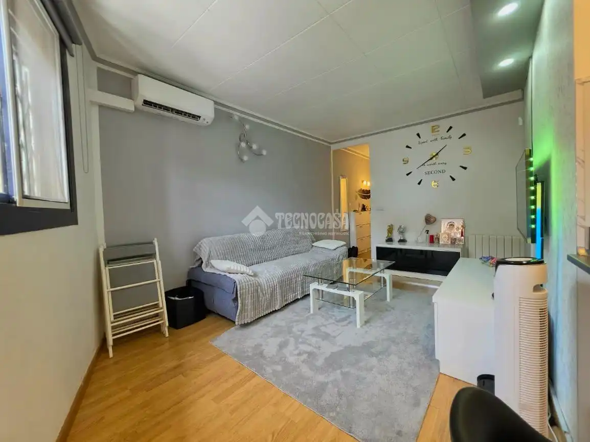 Sala de estar de Piso en venta en Santa Coloma de Gramenet con Aire acondicionado, Parquet y Terraza
