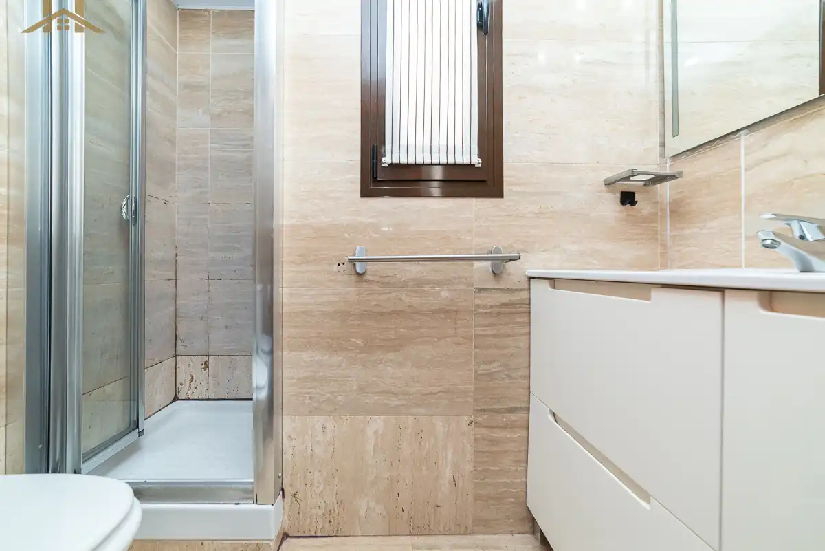 Badezimmer von Wohnung zum Verkauf in Villaviciosa de Odón mit Klimaanlage, Abstellraum und Balkon