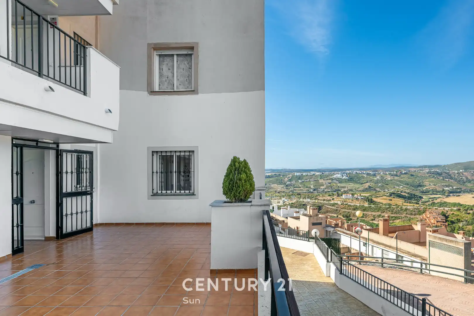 Vista exterior de Pis en venda en Casares amb Jardí privat, Terrassa i Piscina comunitària