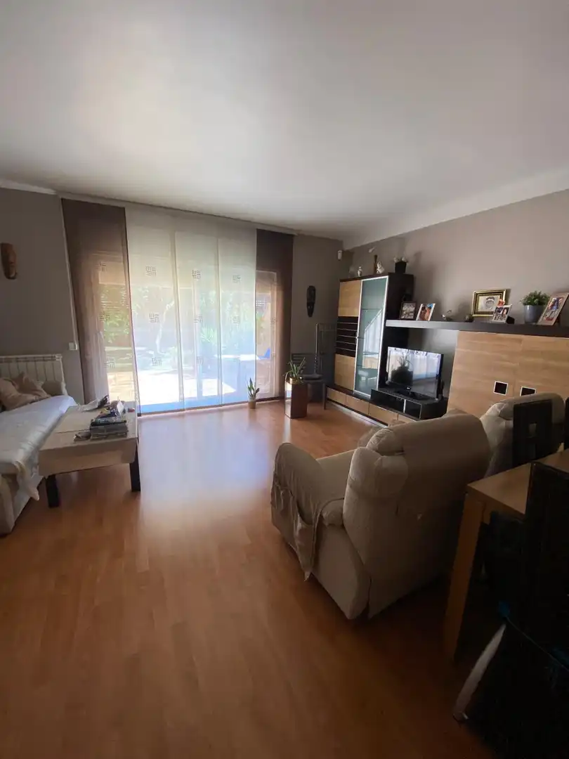 Sala d'estar de Casa adosada en venda en Salt amb Aire condicionat, Calefacció i Jardí privat