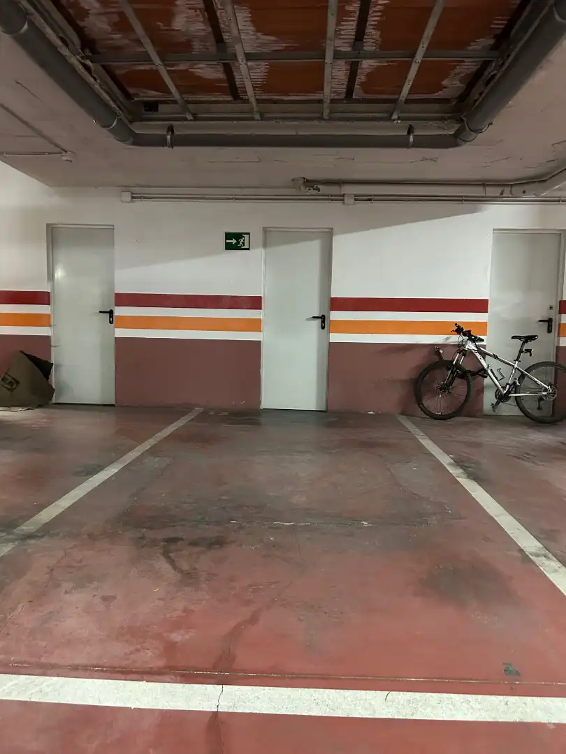Parking de Dúplex de alquiler en Sevilla con Aire acondicionado, Calefacción y Parquet