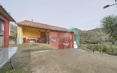 Vista exterior de Casa o xalet en venda en Ribadesella amb Jardí privat, Parquet i Traster