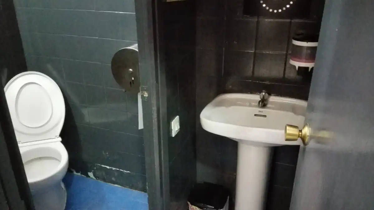 Bany de Local en venda en Móstoles amb Aire condicionat i Moblat