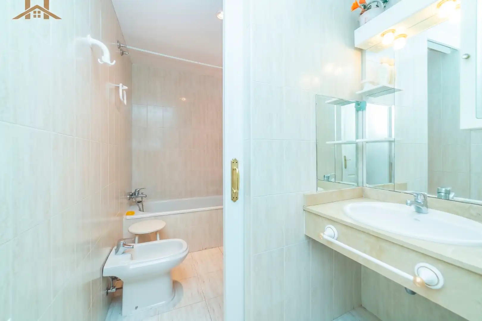 Baño de Casa adosada en venta en Madrid con Aire acondicionado, Calefacción y Jardín privado
