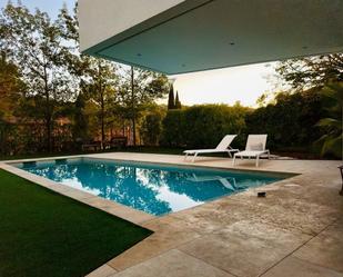 Piscina de Casa o xalet en venda en Castelldefels amb Aire condicionat, Calefacció i Jardí privat