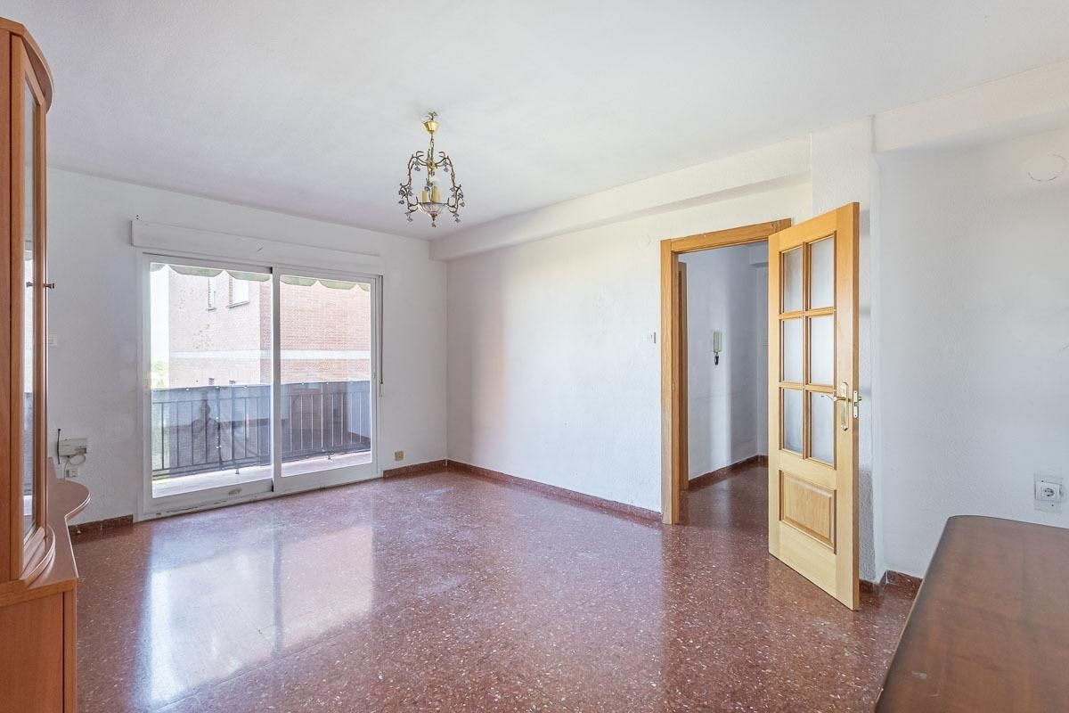 Flat for sale in  Granada Capital  with Balcony