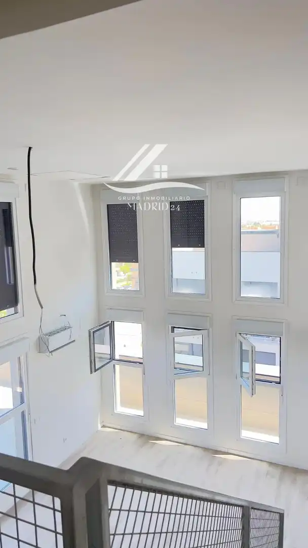 Vista exterior de Piso en venta en Madrid con Aire acondicionado, Piscina y Piscina comunitaria