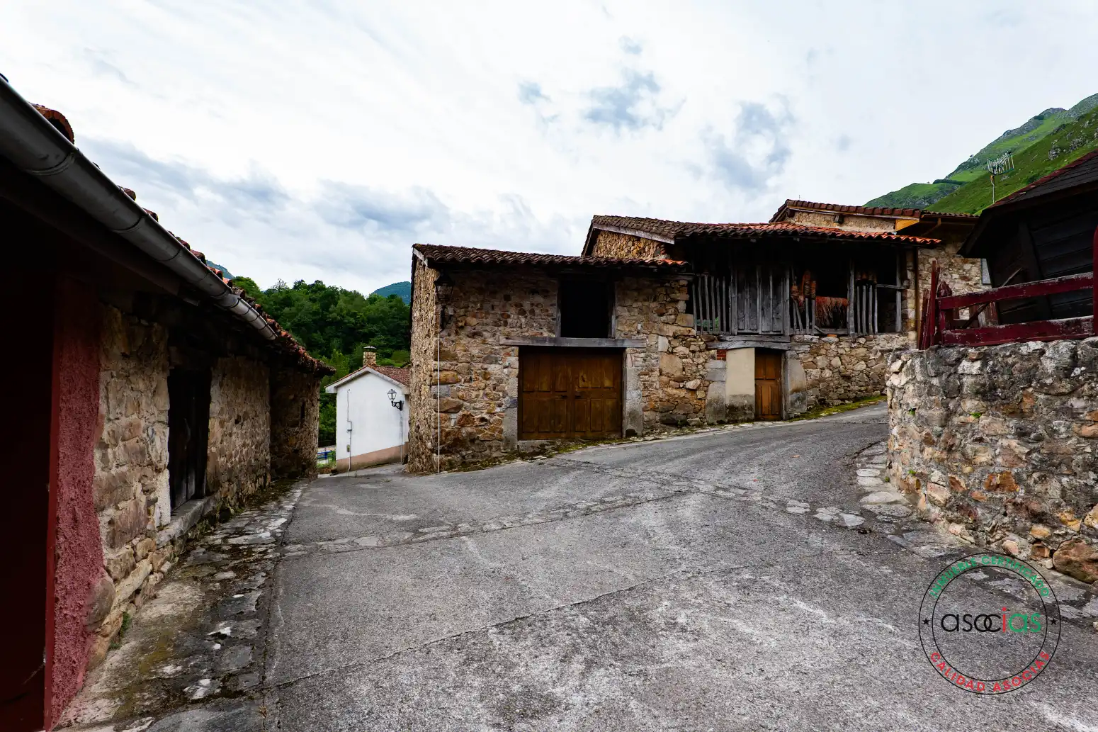 Vista exterior de Casa o chalet en venta en Sobrescobio