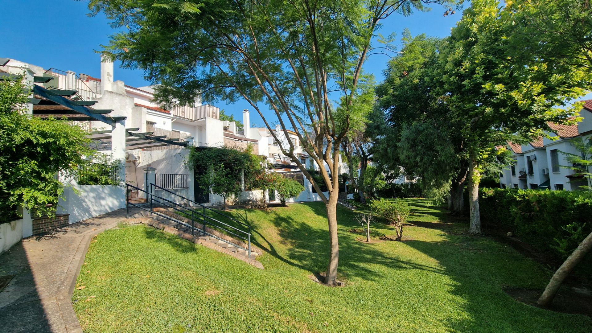 Jardí de Casa adosada en venda en Mairena del Aljarafe amb Jardí privat, Terrassa i Piscina comunitària