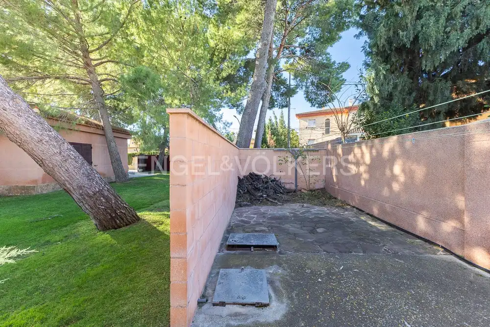 Garden of Houses for sale in La Pobla de Vallbona  with Air Conditioner, Heating and Private garden