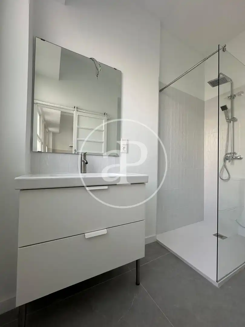 Badezimmer von Wohnung zur Miete in Valencia mit Klimaanlage, Heizung und Terrasse