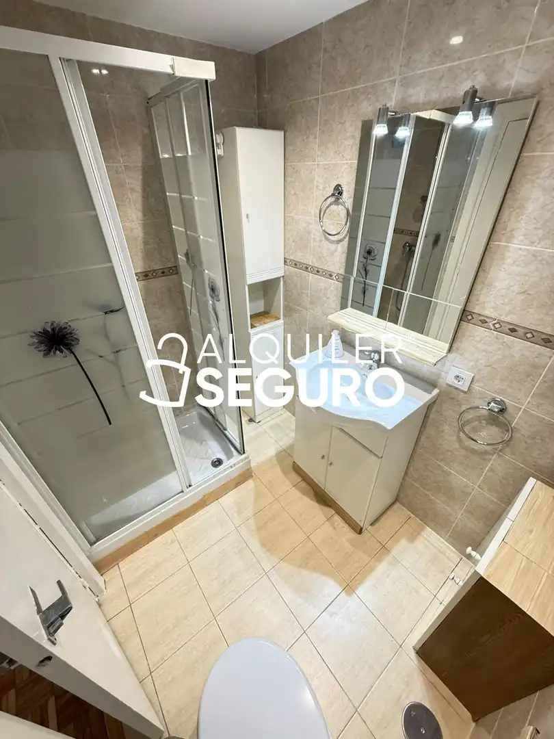 Bathroom of Flat for rent in Madrid  with Air Conditioner and Terrace