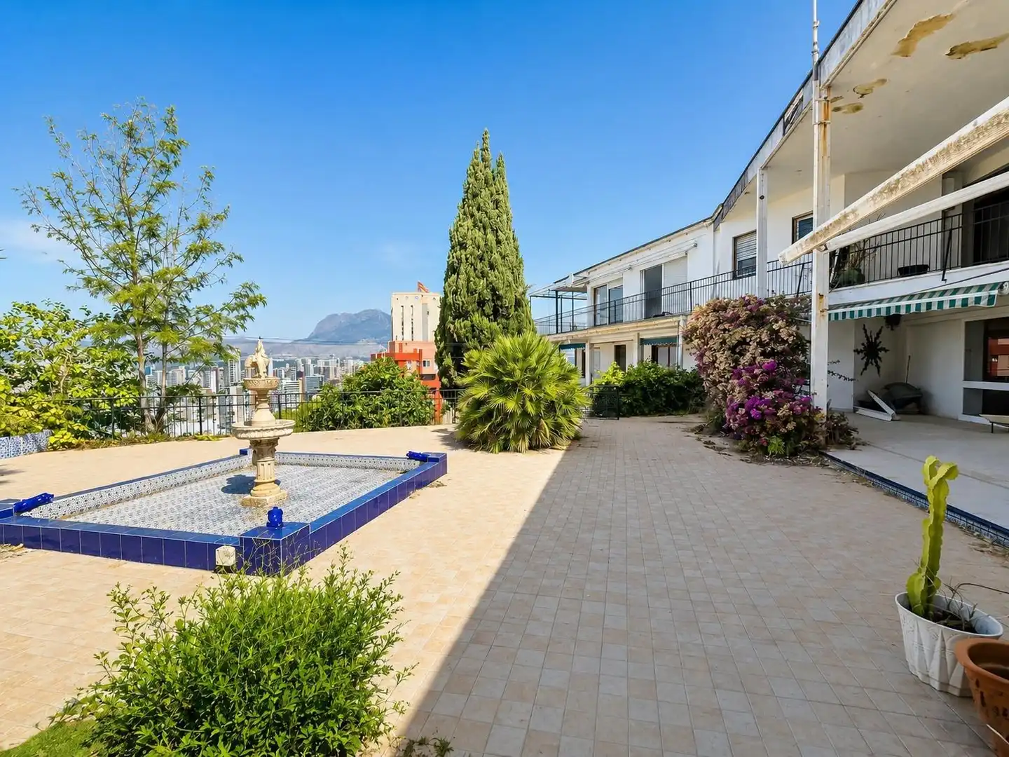 Außenansicht von Haus oder Chalet zum Verkauf in Benidorm mit Privatgarten, Terrasse und Abstellraum