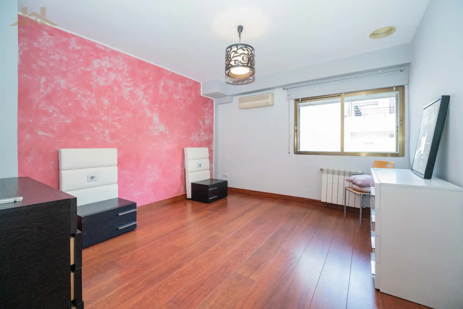 Habitación de Casa adosada en venta en Alcobendas con Aire acondicionado, Calefacción y Jardín privado