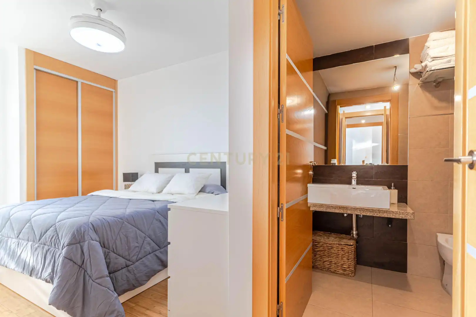 Dormitori de Apartament en venda en Granada amb Aire condicionat, Traster i Piscina