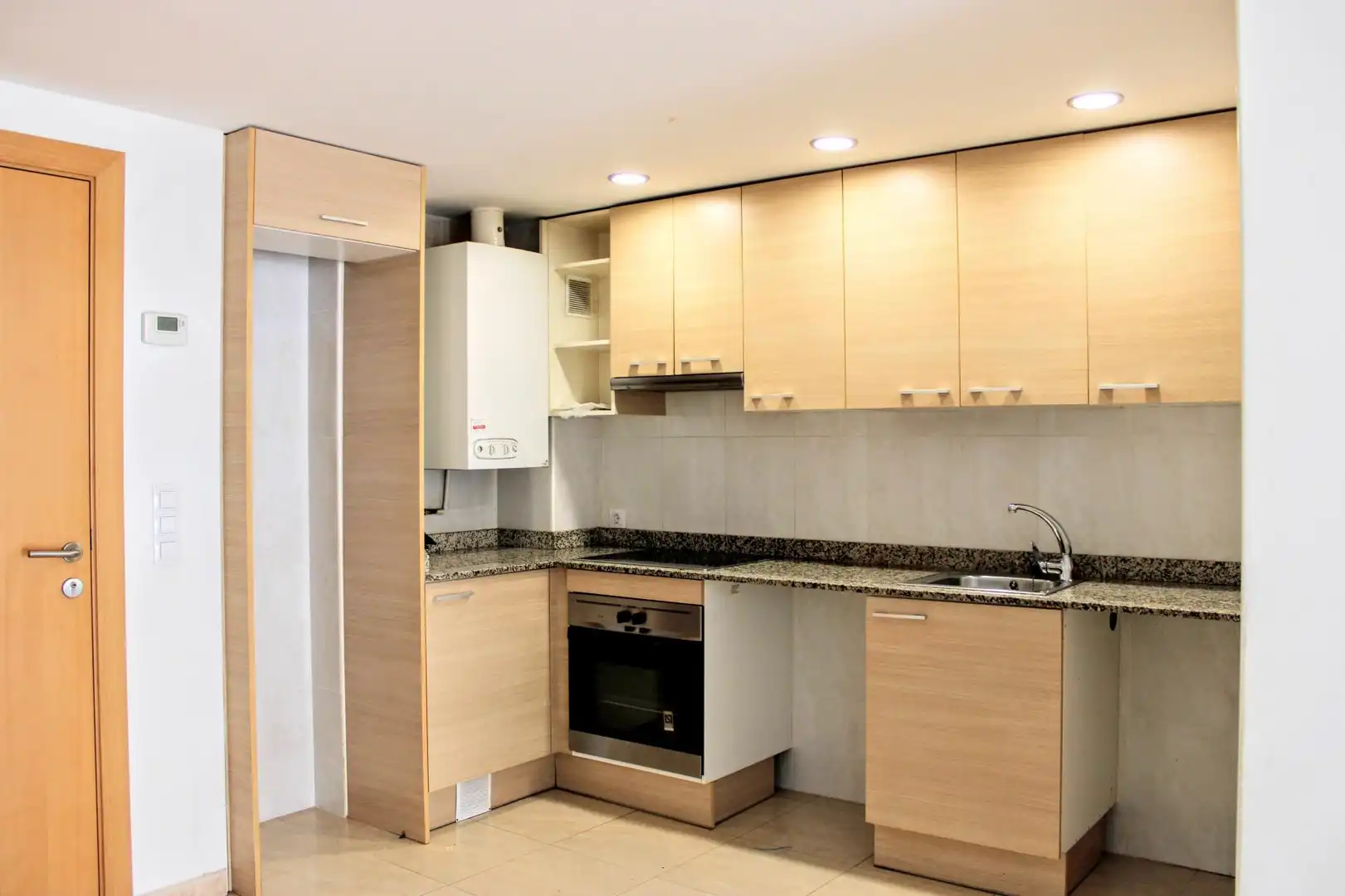 Küche von Wohnung zum Verkauf in Cassà de la Selva mit Heizung, Ofen und Balkon