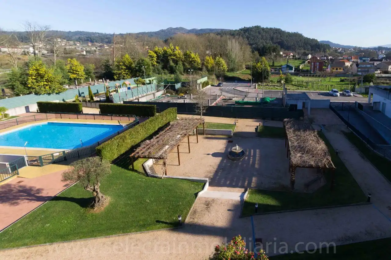 Piscina de Ático de alquiler en Pontevedra Capital  con Calefacción, Terraza y Piscina