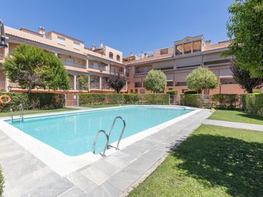 Adossat amb piscina en venda a Calle Iznájar 48