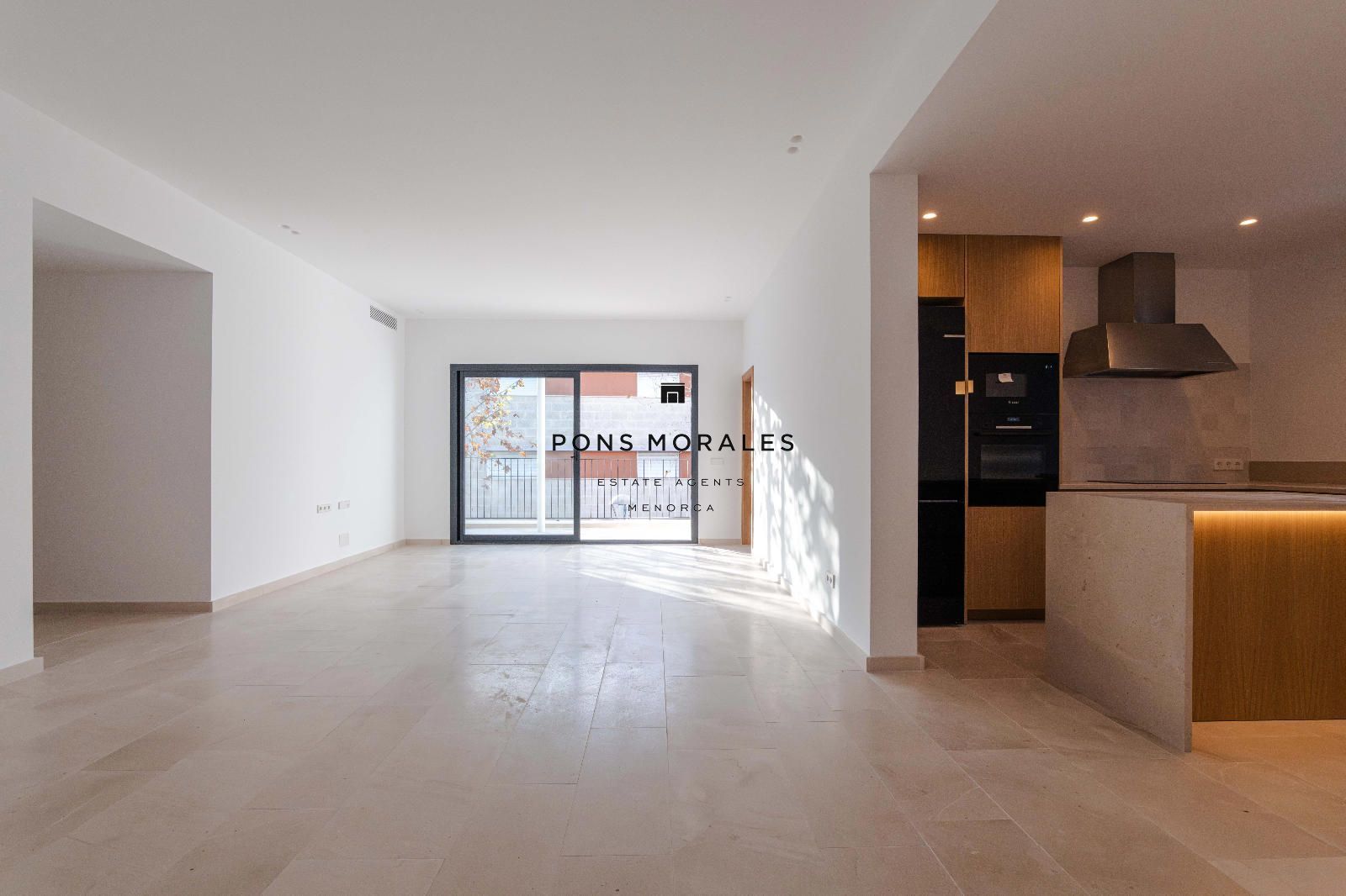 Wohnzimmer von Einfamilien-Reihenhaus zum Verkauf in Ciutadella de Menorca mit Klimaanlage, Heizung und Privatgarten