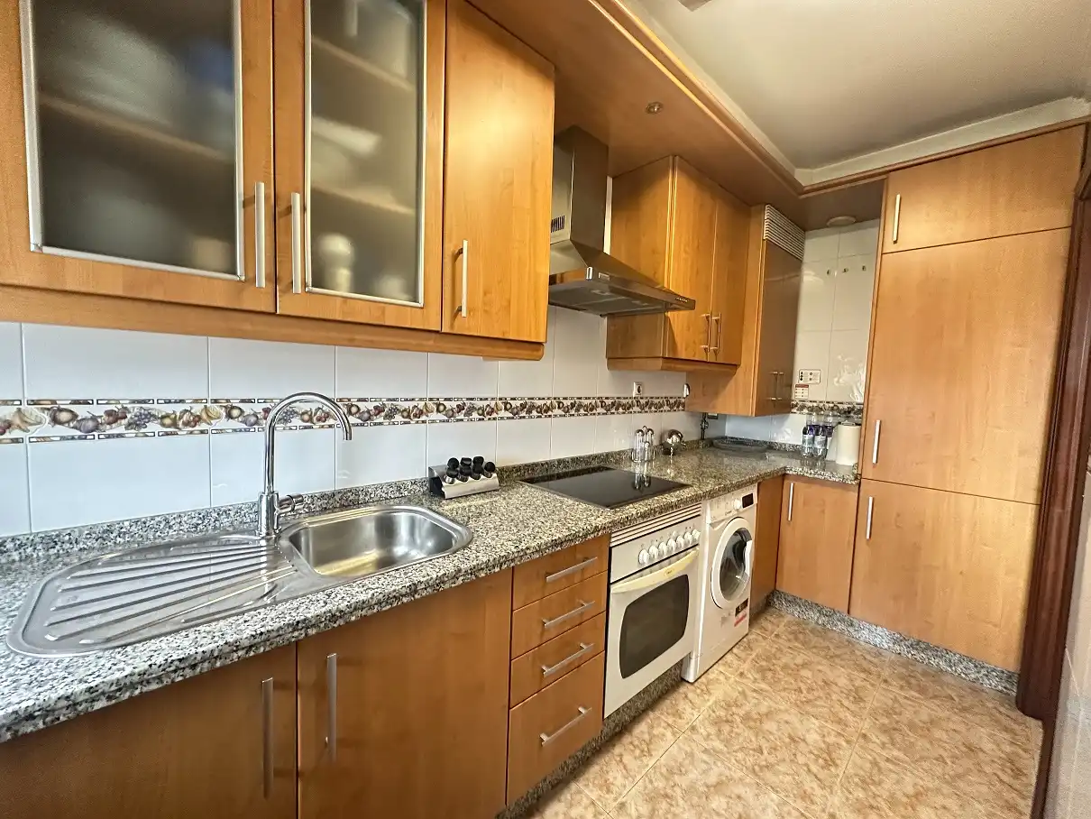 Cocina de Piso de alquiler en Santiago de Compostela  con Calefacción, Trastero y Amueblado