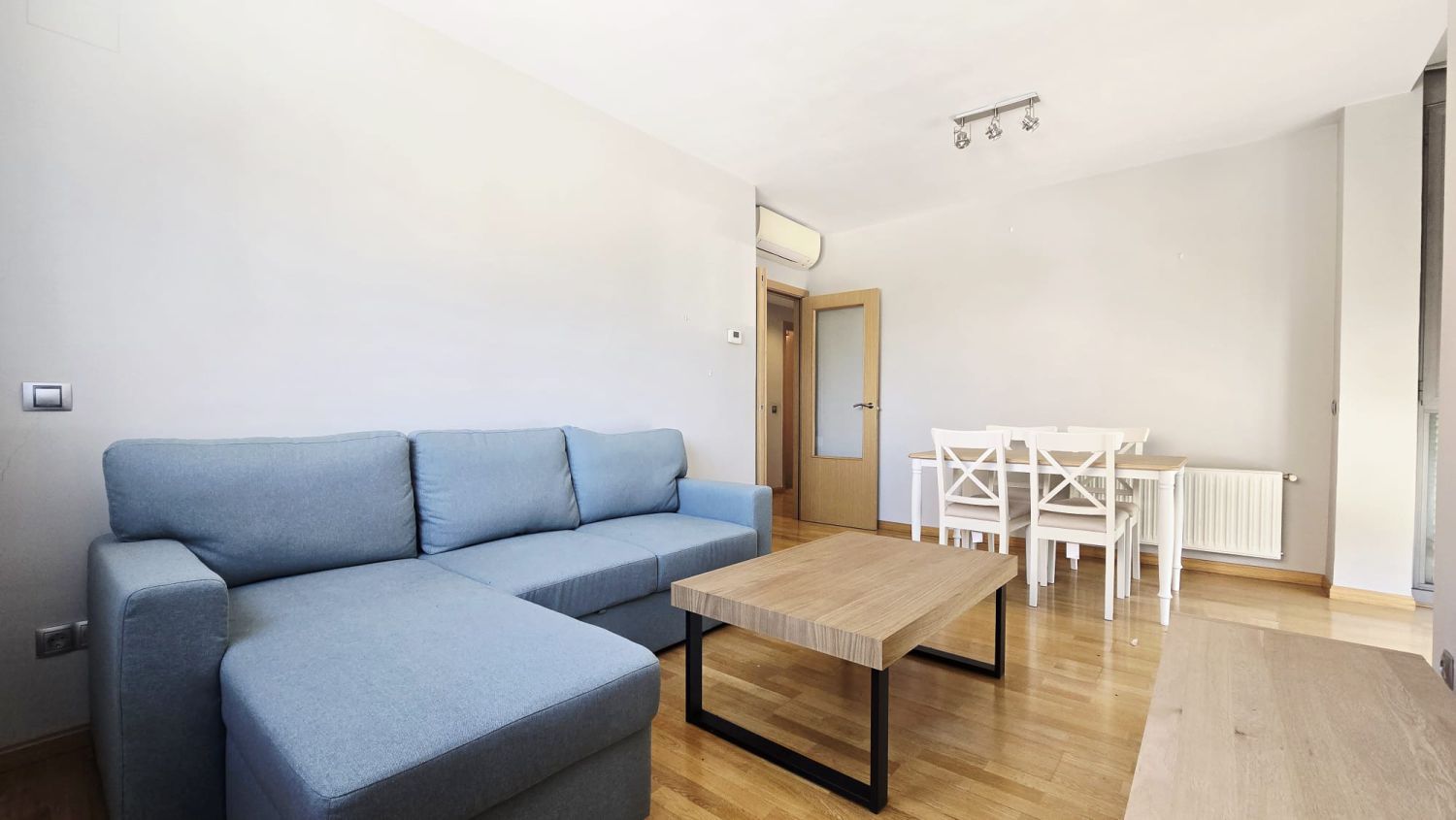 Living room of Flat to rent in  Madrid Capital  with Air Conditioner, Heating and Furnished