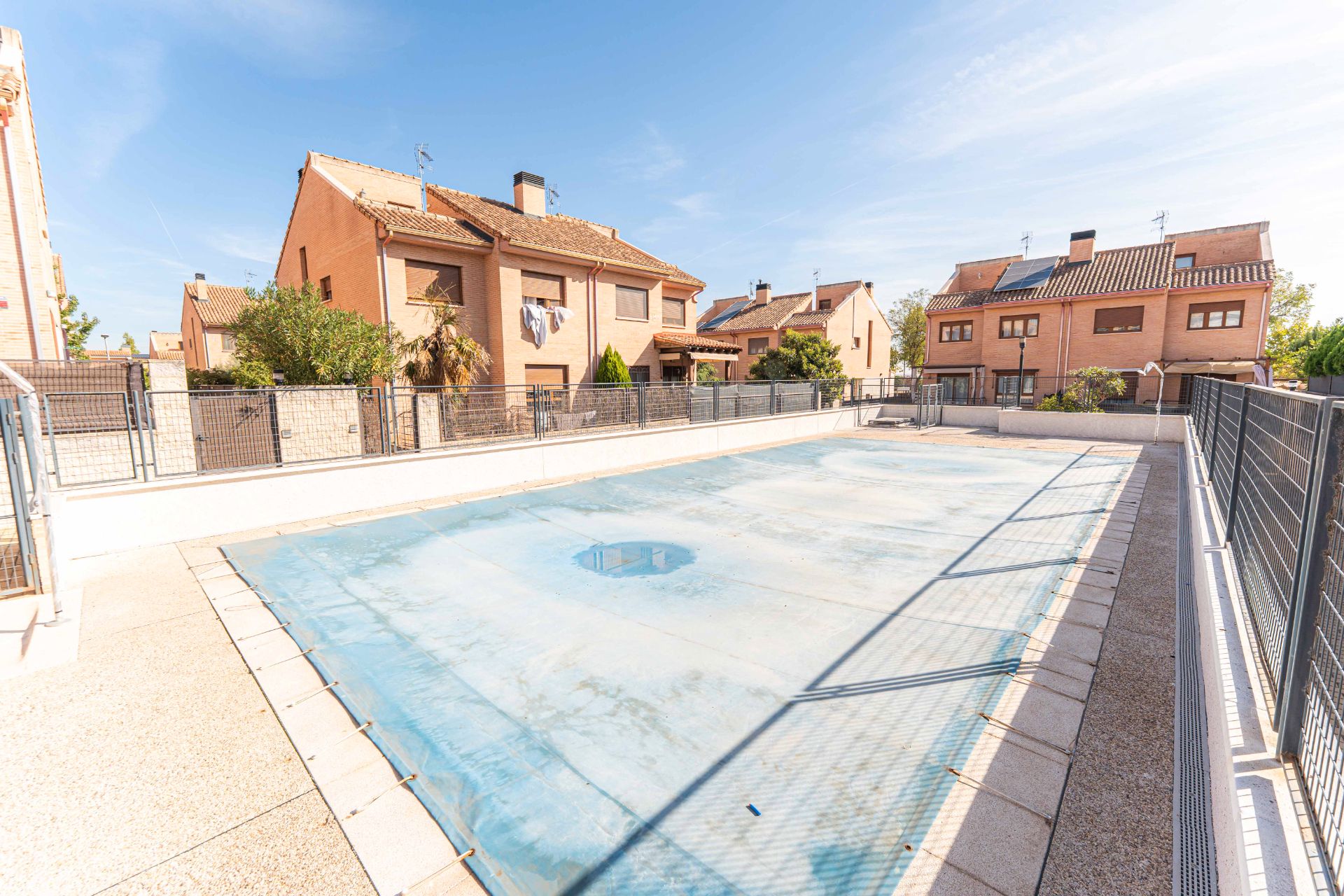 Piscina de Casa adosada en venda en Navalcarnero amb Aire condicionat, Calefacció i Jardí privat
