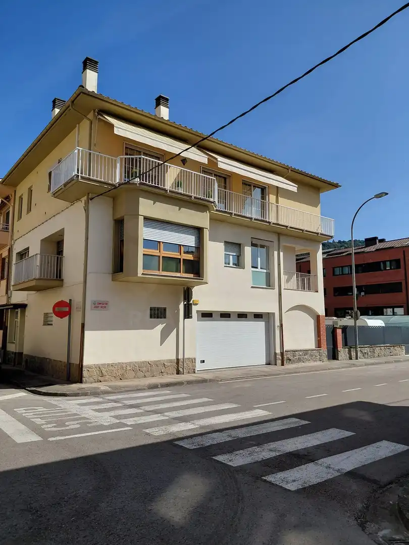 Vista exterior de Casa o xalet en venda en Olot amb Aire condicionat, Calefacció i Terrassa