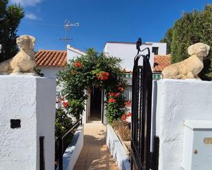 Vista exterior de Casa adosada en venda en La Nucia amb Aire condicionat, Calefacció i Jardí privat