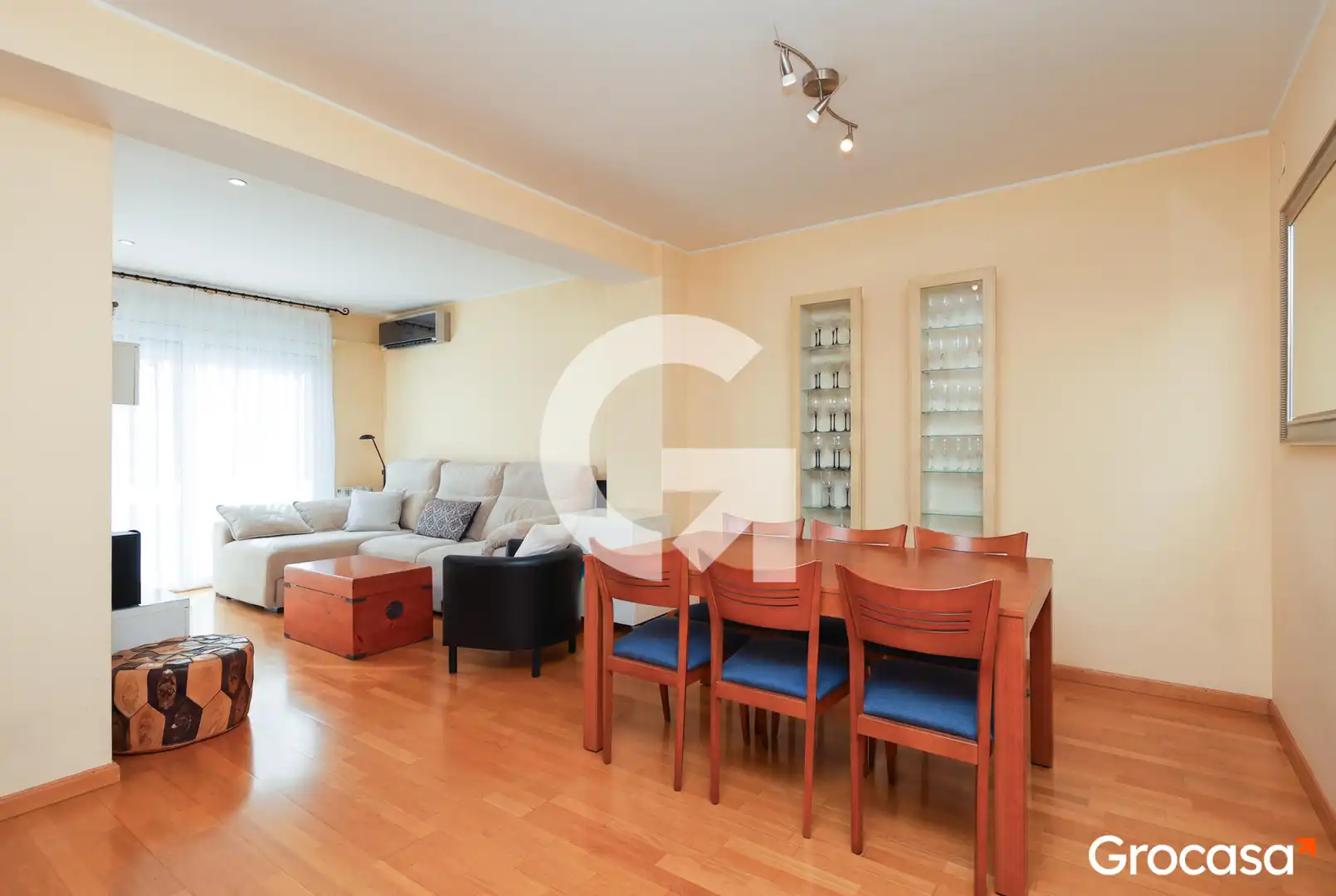 Sala de estar de Piso en venta en L'Hospitalet de Llobregat con Aire acondicionado, Calefacción y Horno