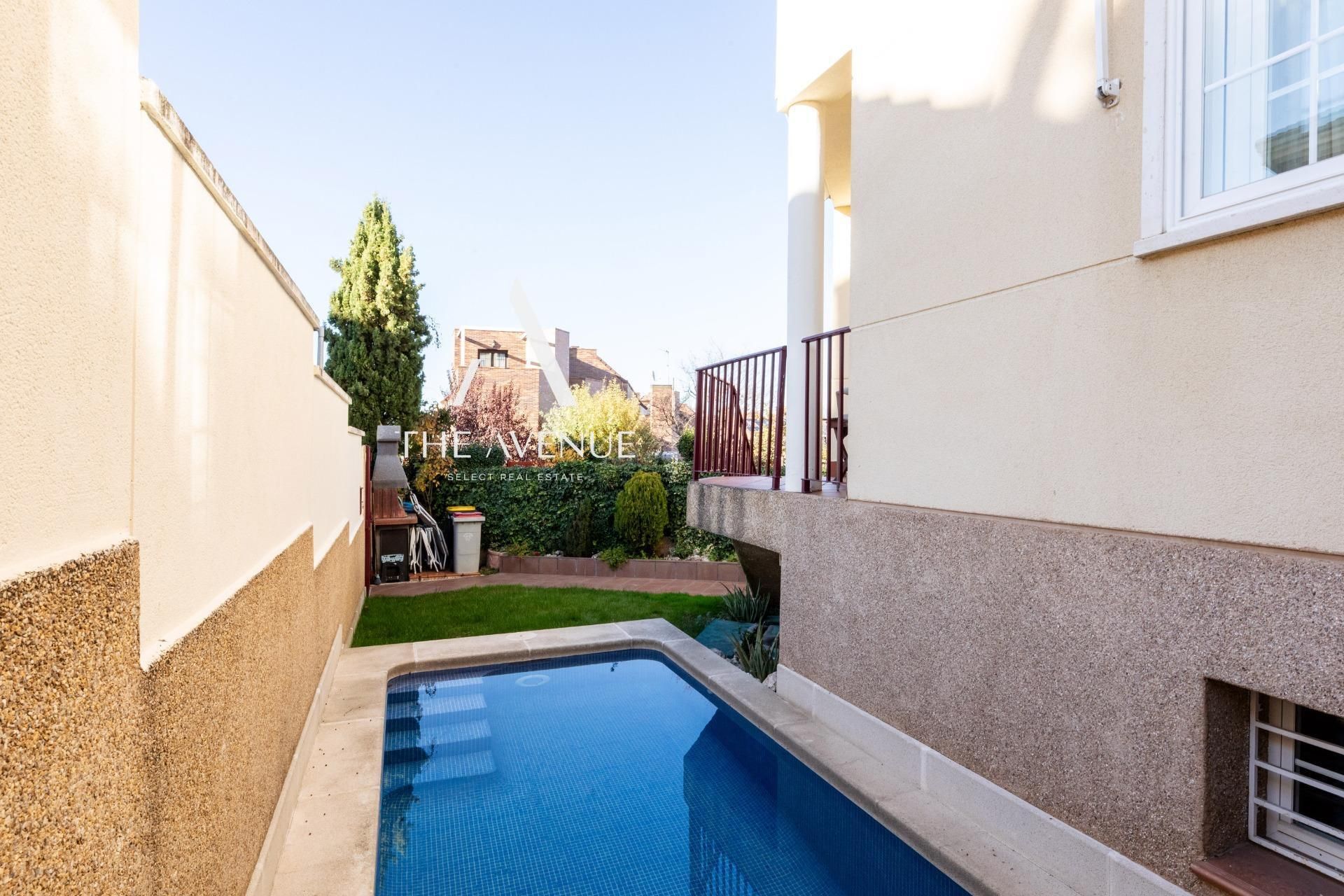 Swimming pool of Single-family semi-detached for sale in  Madrid Capital