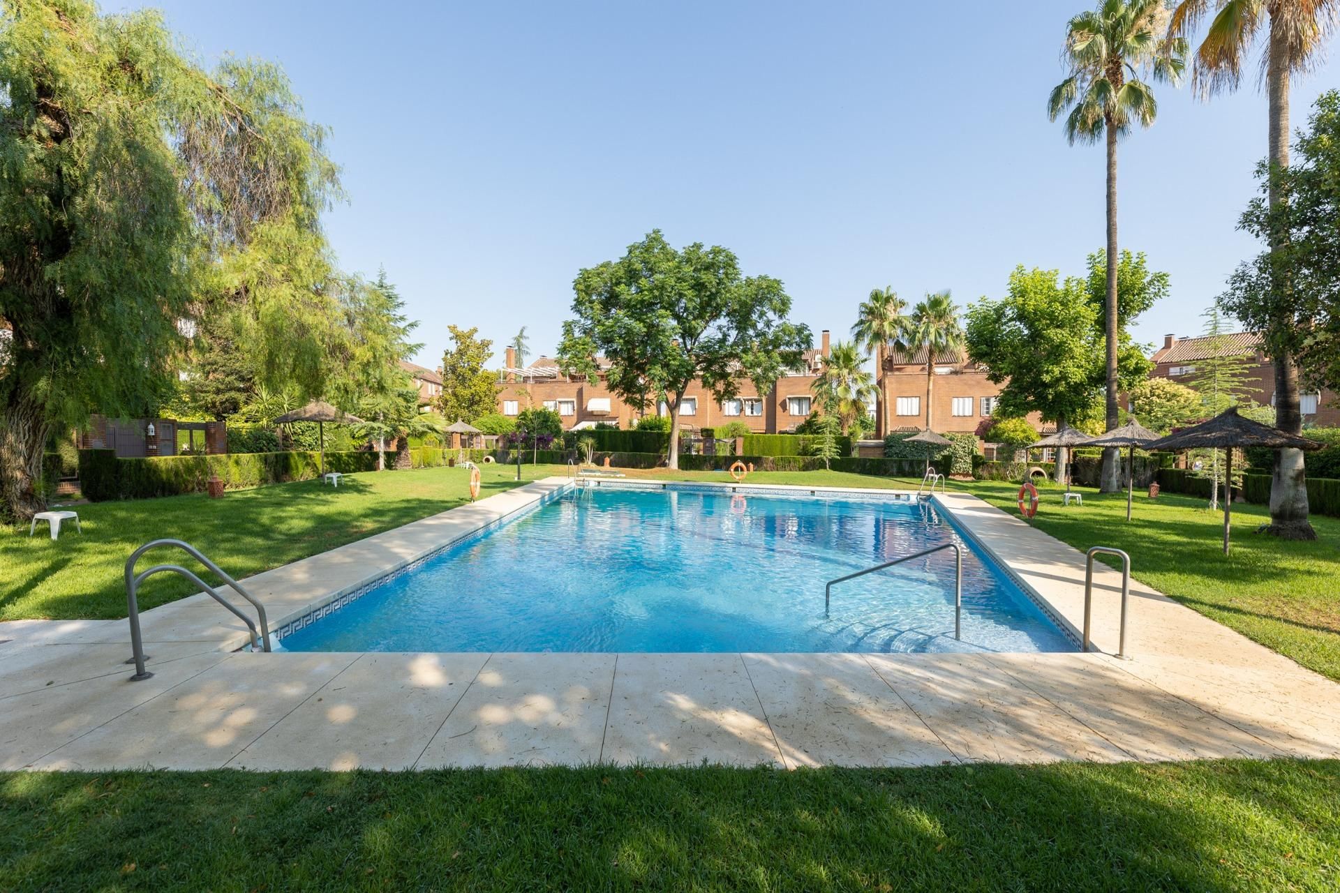 Swimming pool of Single-family semi-detached for sale in  Granada Capital  with Air Conditioner, Heating and Private garden