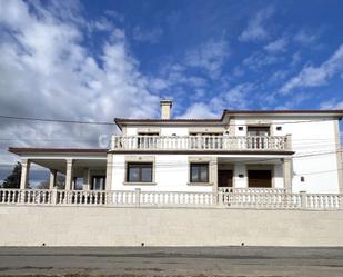 Vista exterior de Casa o xalet en venda en Boiro amb Calefacció, Jardí privat i Terrassa