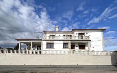 Vista exterior de Casa o xalet en venda en Boiro amb Calefacció, Jardí privat i Terrassa