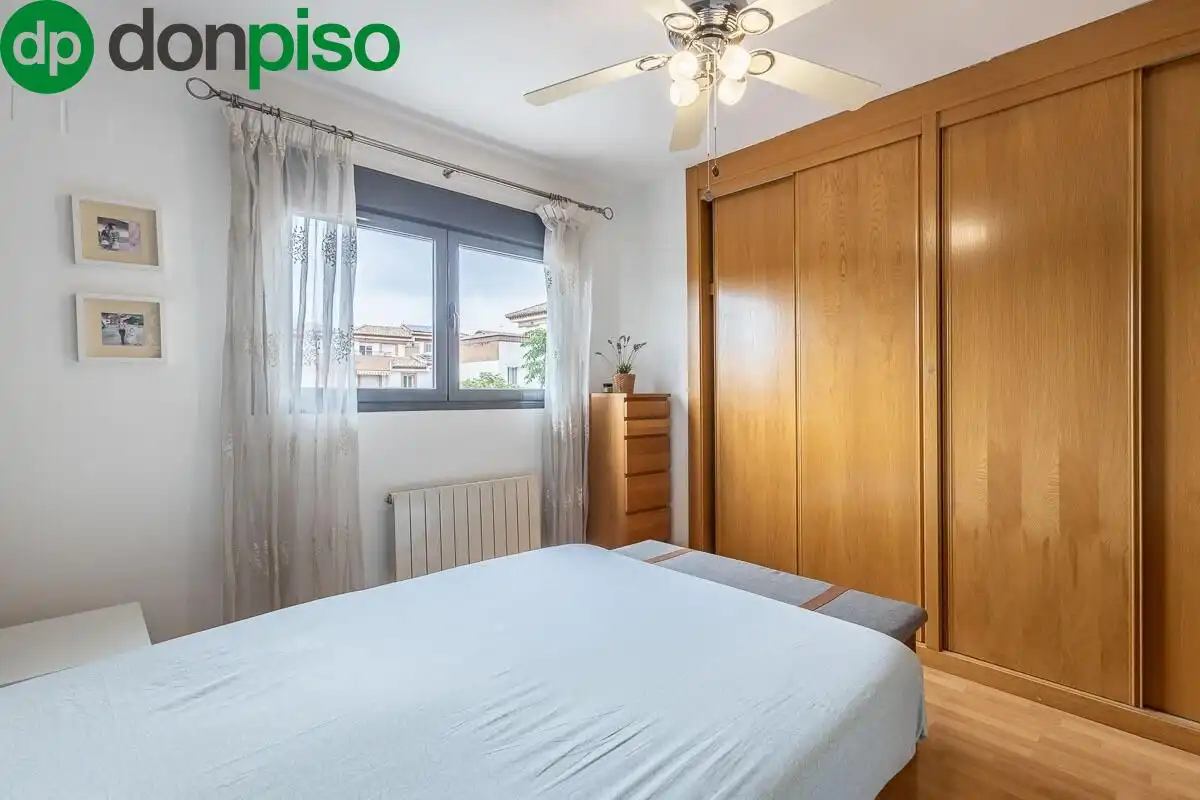 Habitación de Casa adosada en venta en Armilla con Calefacción, Terraza y Amueblado