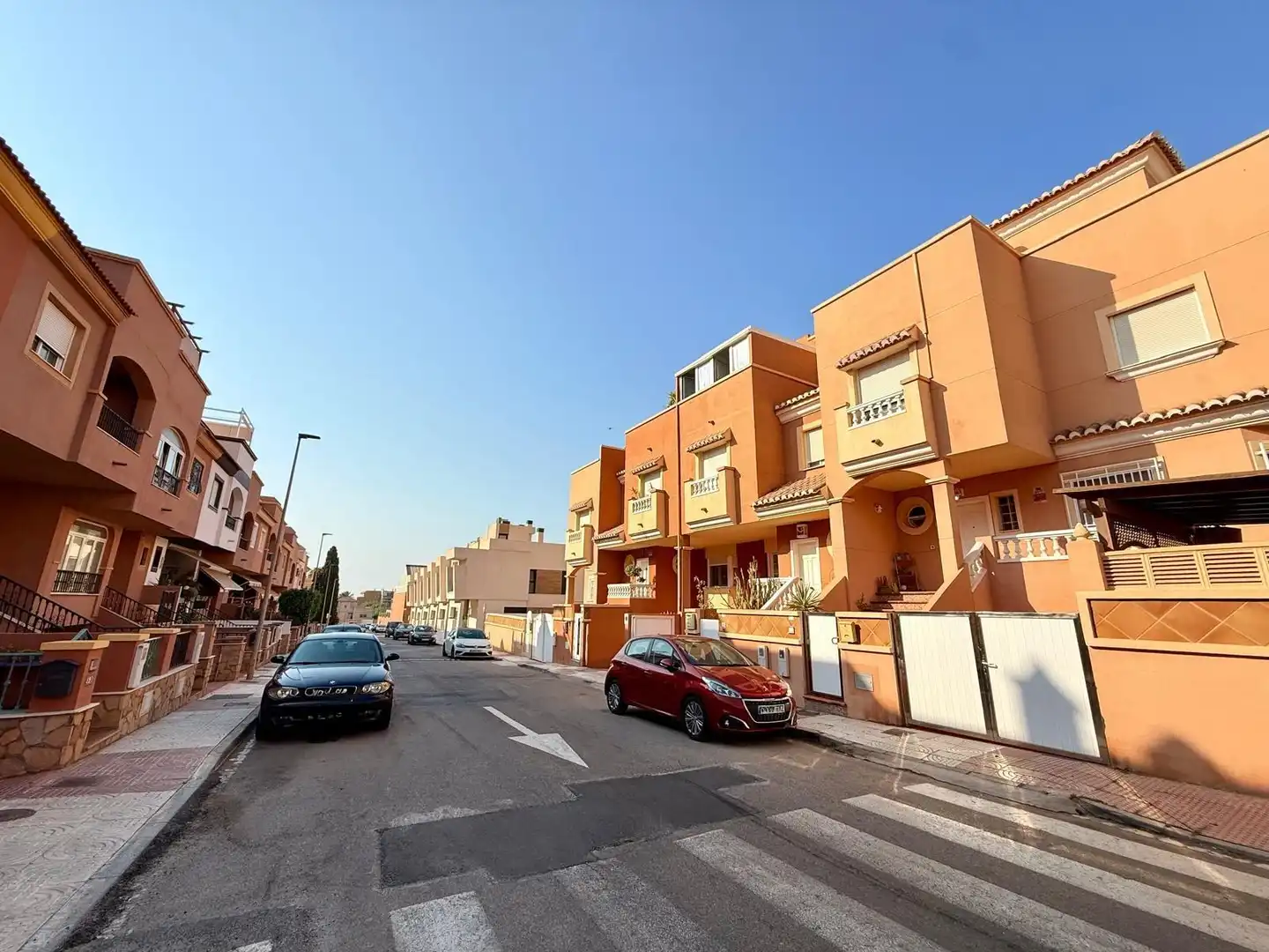 Vista exterior de Casa adosada en venda en Roquetas de Mar amb Aire condicionat, Balcó i Piscina comunitària