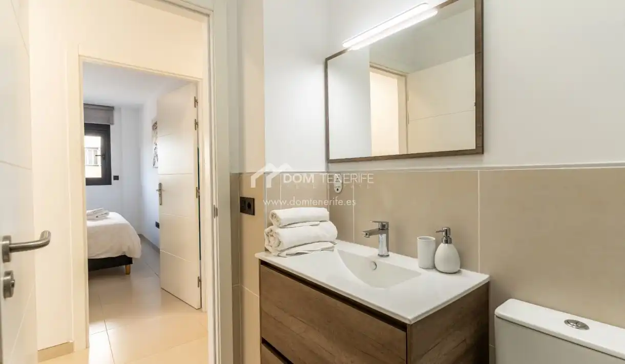 Baño de Piso en venta en Adeje con Terraza, Trastero y Piscina