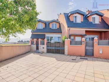 Casa con piscina en venta en CRISTOBAL COLON 1