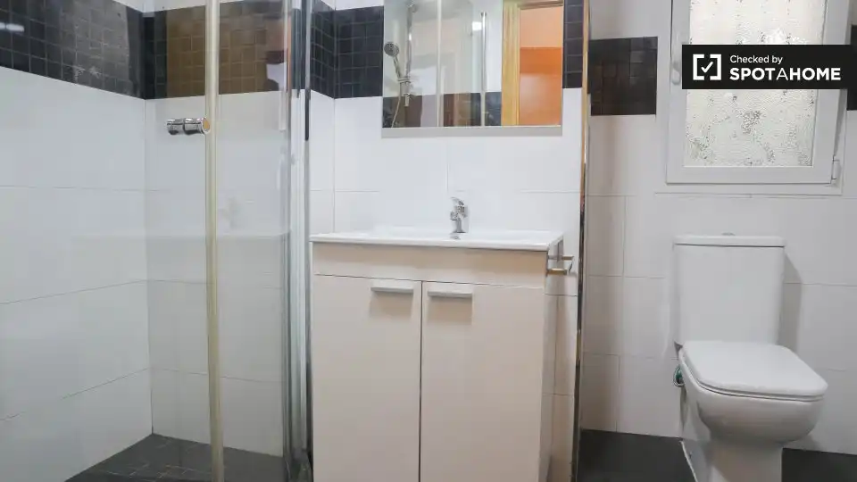 Bathroom of Flat for rent in Valencia  with Air Conditioner, Heating and Furnished