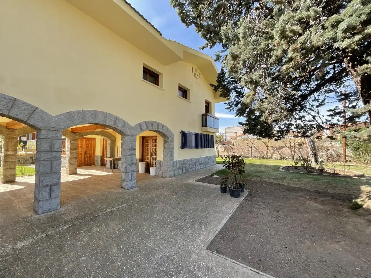 Vista exterior de Casa o xalet en venda en Castañares de Rioja amb Calefacció, Jardí privat i Parquet