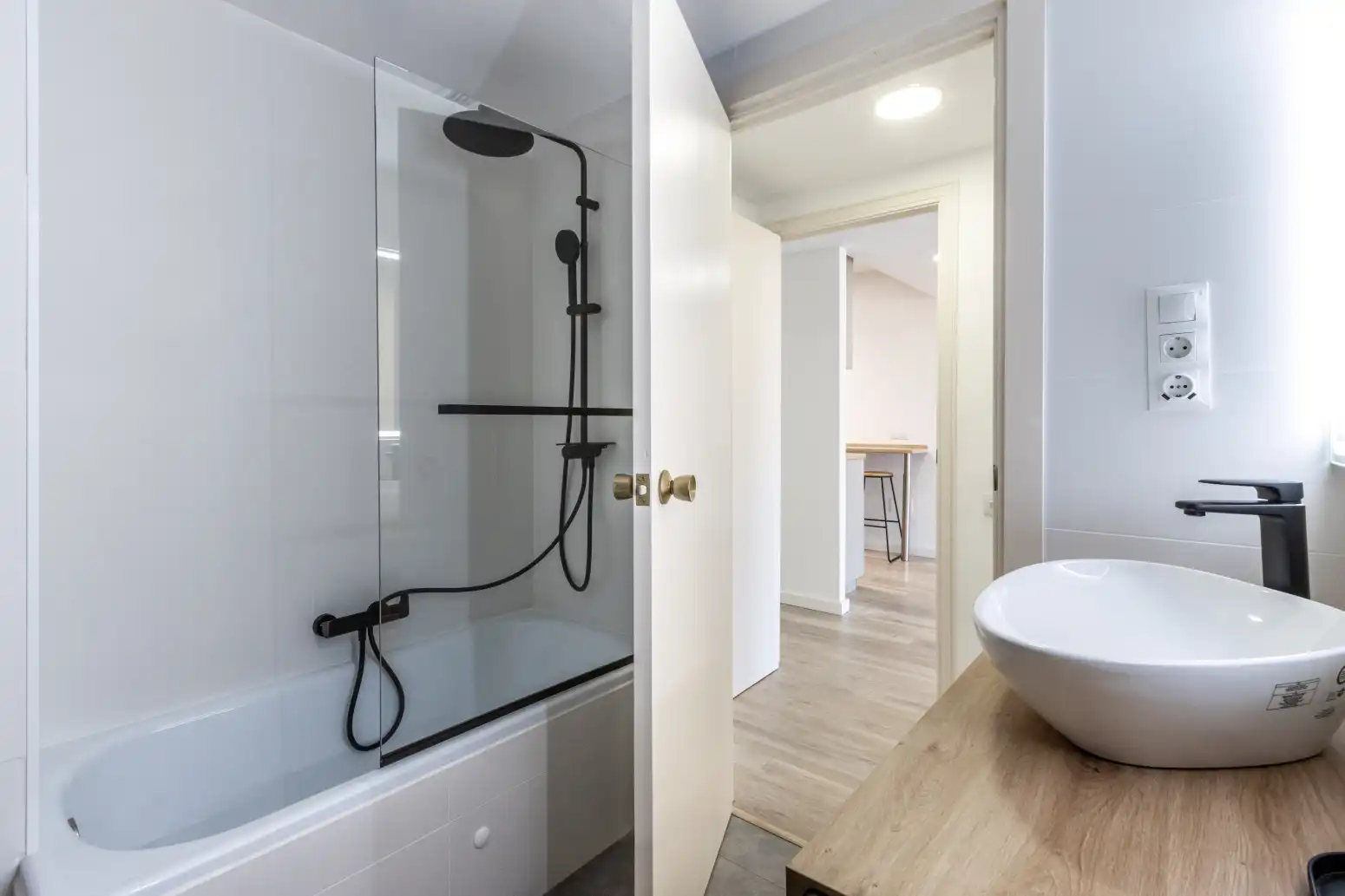 Badezimmer von Wohnung zum Verkauf in Terrassa mit Heizung, Parkett und Balkon