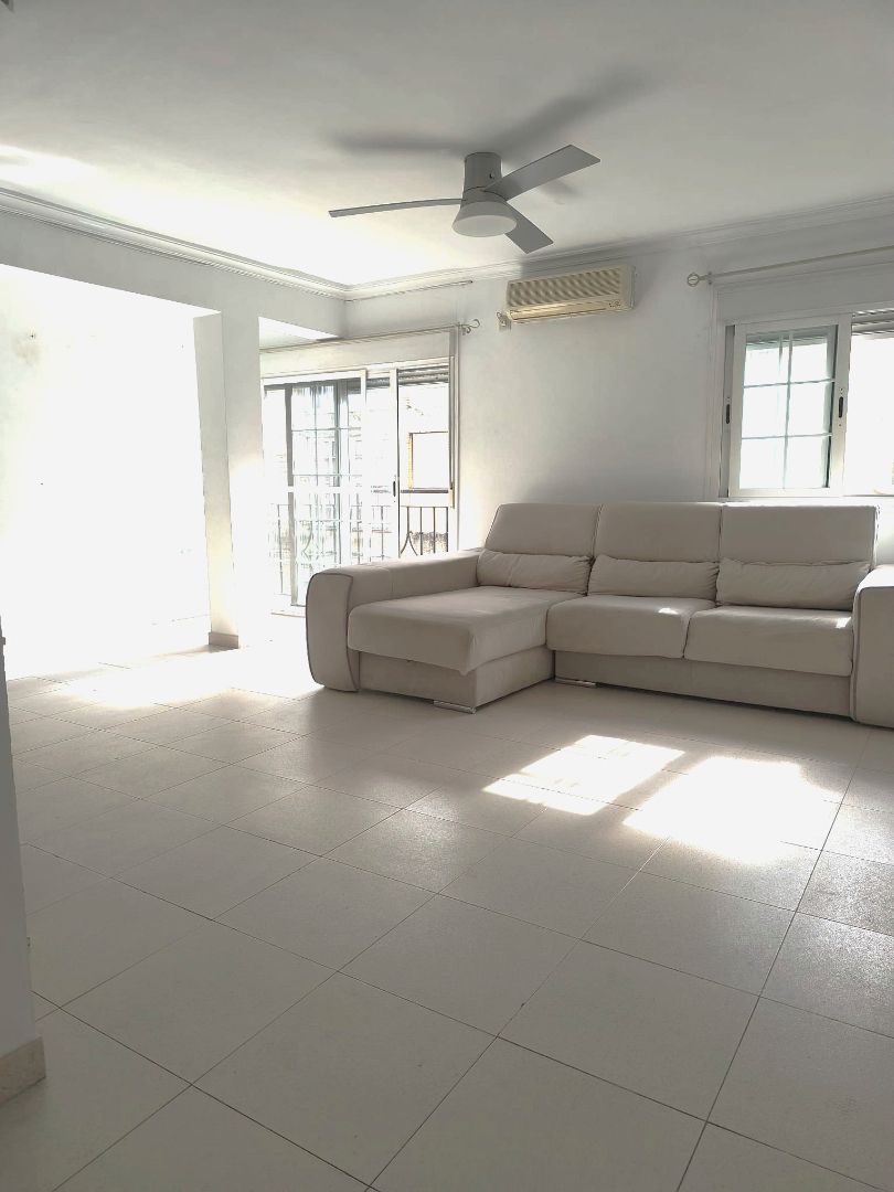 Sala d'estar de Pis en venda en  Sevilla Capital amb Aire condicionat, Calefacció i Balcó