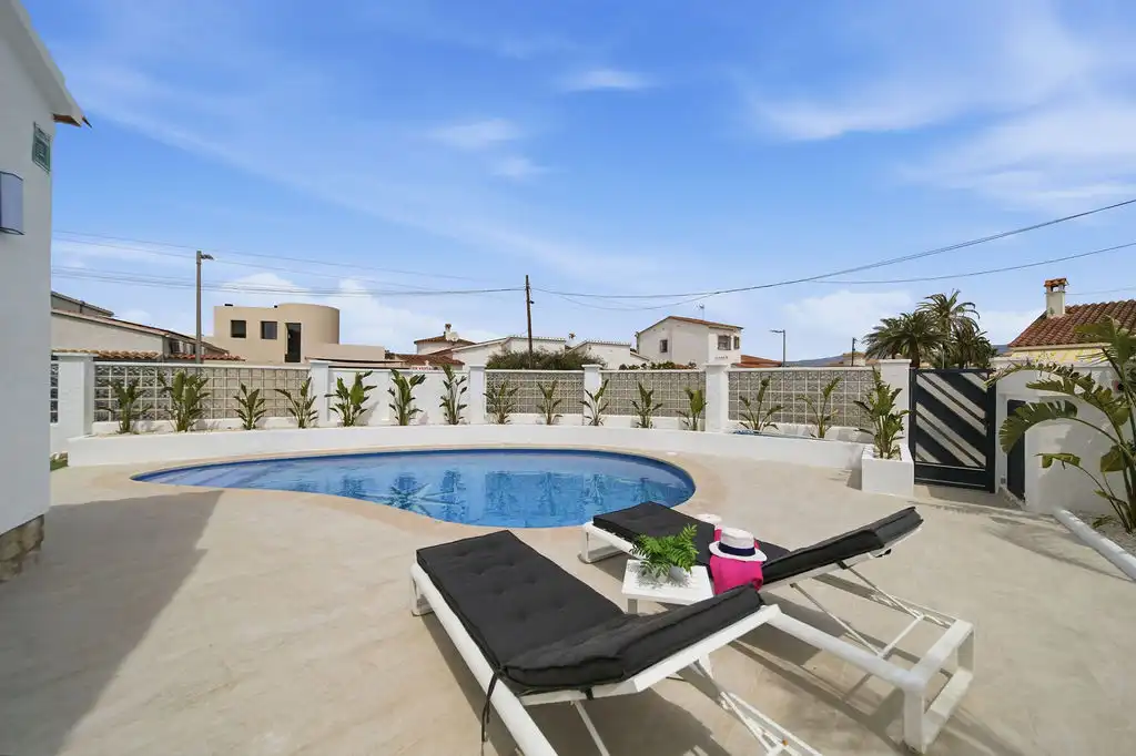 Casa con piscina en venta en Carrer Alberes, imagen 3