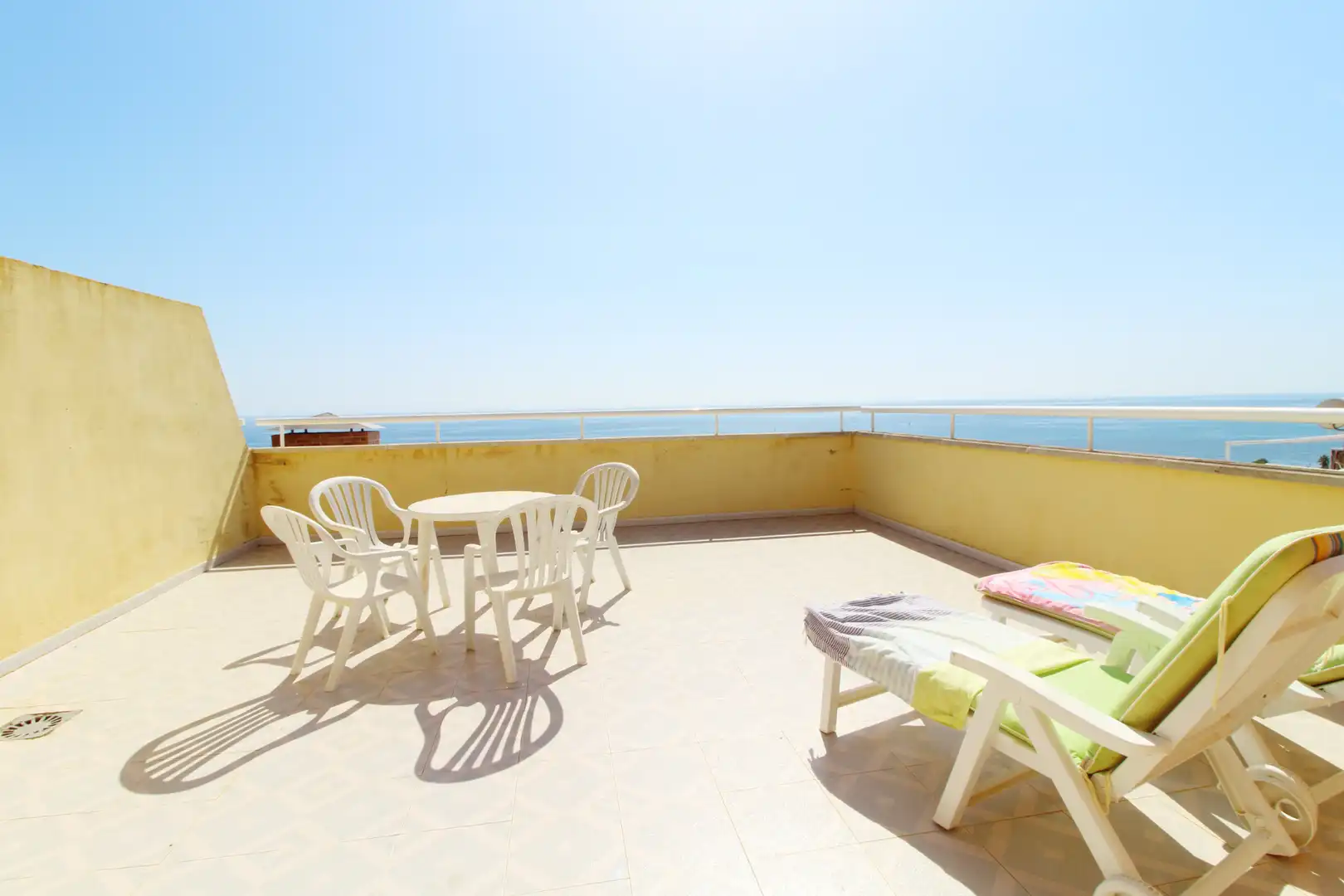 Terrassa de Apartament en venda en Oropesa del Mar / Orpesa amb Terrassa, Piscina i Moblat