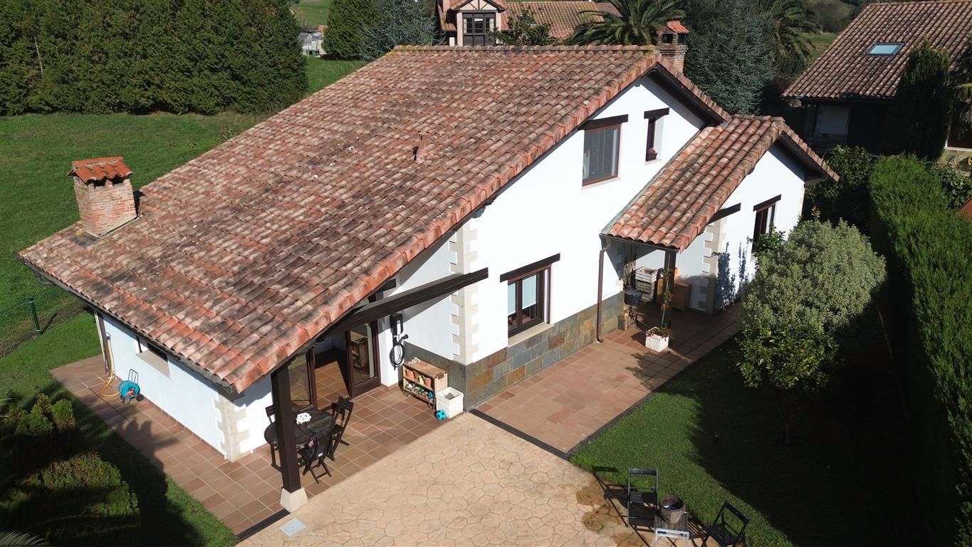 Exterior view of House or chalet for sale in San Vicente de la Barquera  with Heating, Private garden and Oven