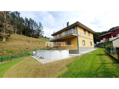 Vista exterior de Casa o xalet en venda en Soto del Barco amb Calefacció, Terrassa i Piscina