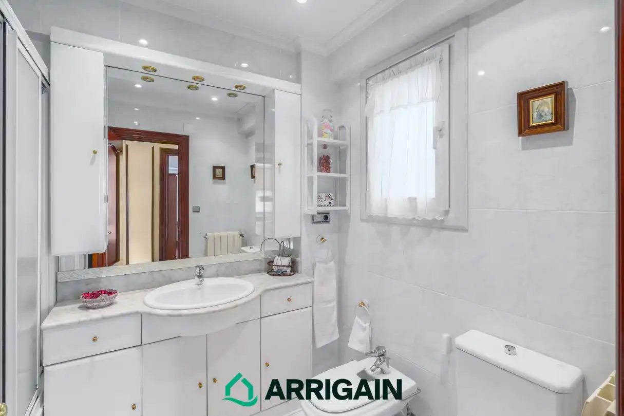 Bathroom of Flat for sale in Andoain  with Air Conditioner, Heating and Terrace