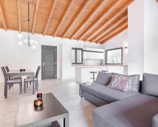 Sala d'estar de Casa o xalet en venda en Oviedo  amb Calefacció i Jardí privat