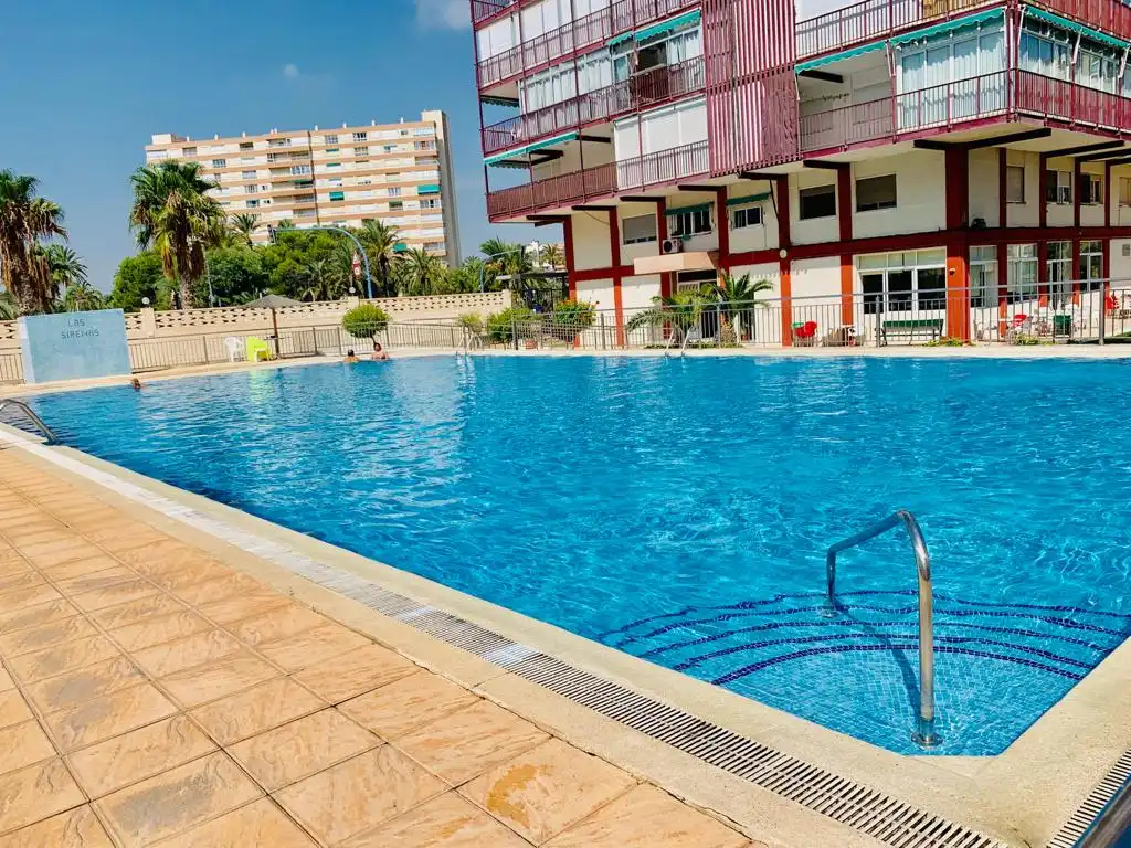 Piscina de Apartament en venda en Alicante / Alacant amb Moblat, Forn i Rentadora
