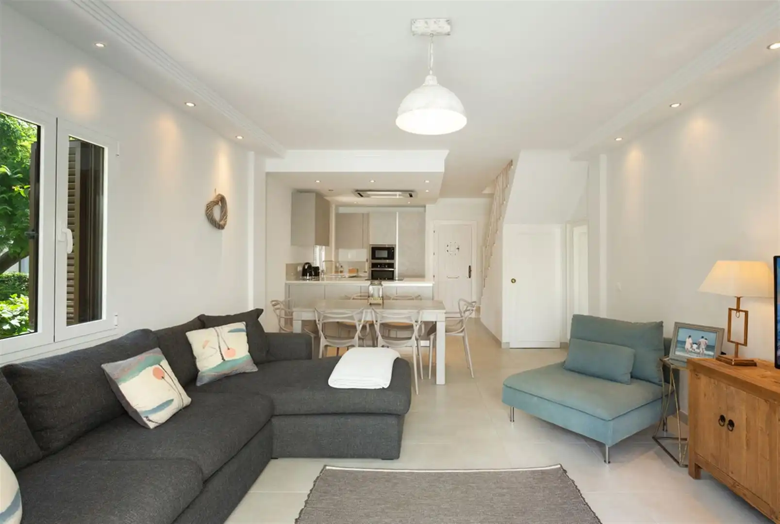 Sala d'estar de Casa adosada en venda en Estepona amb Aire condicionat, Jardí privat i Internet