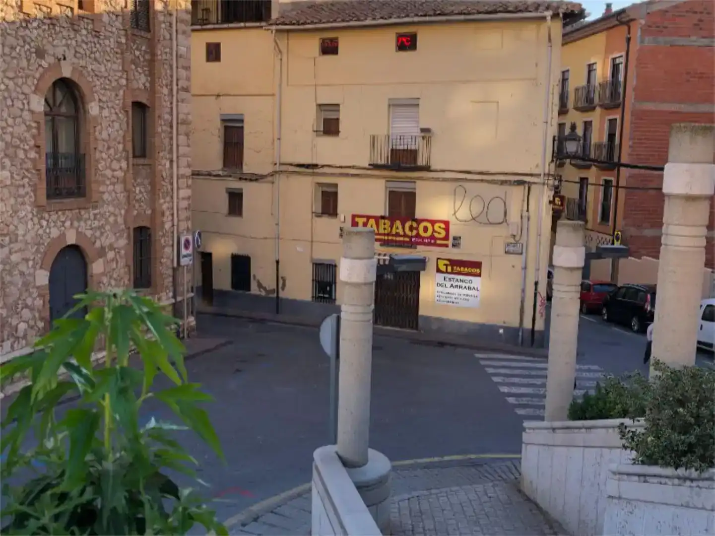Vista exterior de Casa adosada en venda en Teruel amb Moblat i Balcó
